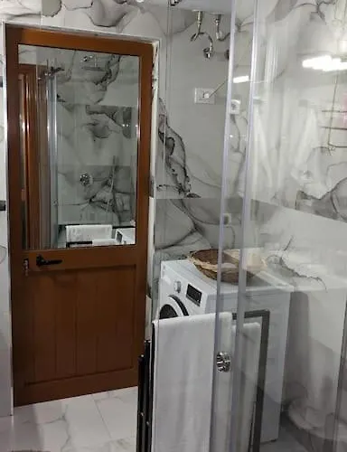 Spacious Modern Close To Centre - Rruga At Zef Valentini, Block 20, 2nd Floor Lägenhet